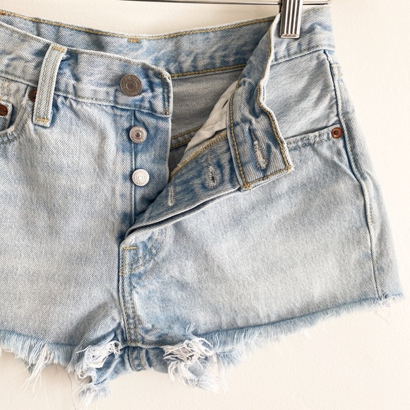 Levi’s 501 Women’s High Rise Denim Shorts, Light Wash, Size 26 - Picture 4 of 7
